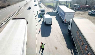 Amasya’da jandarma takımları kış lastiği kontrolü yaptı