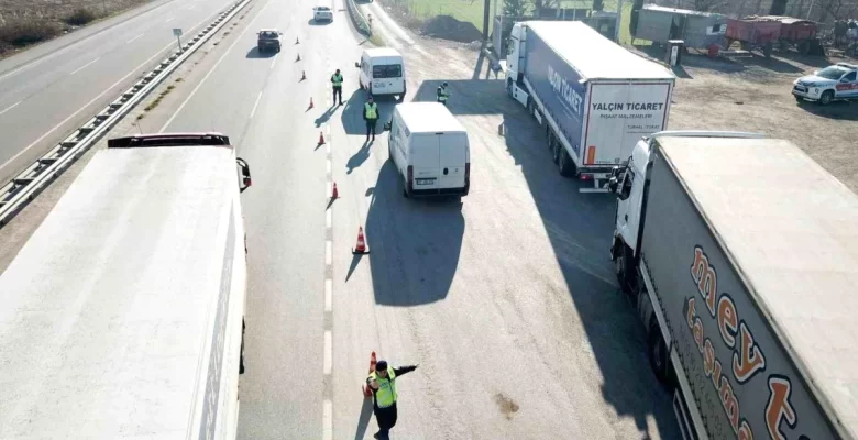 Amasya’da jandarma takımları kış lastiği kontrolü yaptı