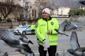 Amasya’da trafik polisi güvercinleri besledi