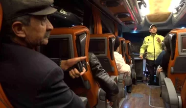 Amasya’da trafik polisi vatandaşları emniyet kemeri takmaları için uyardı
