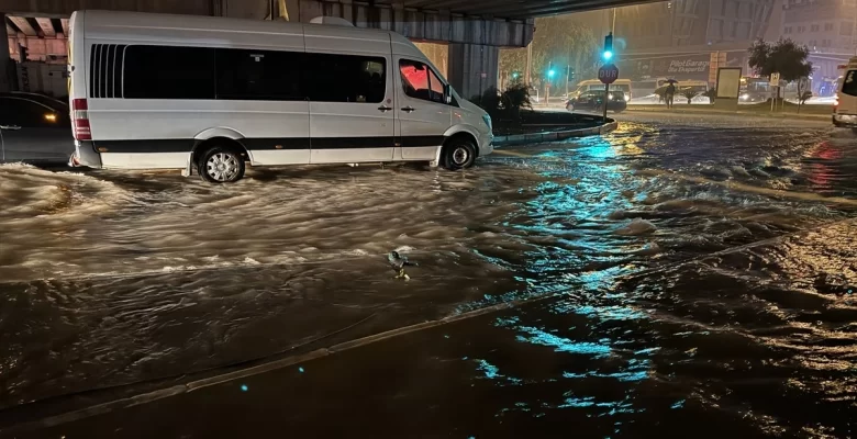 Antalya’da Şiddetli Yağış Nedeniyle Eğitime Orta Verildi