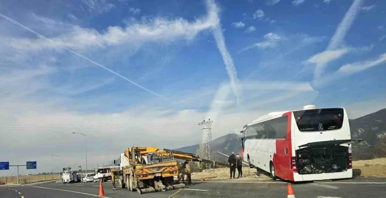 Aydın’da Otobüs ve Kamyonetin Karıştığı Kazada 2 Kişi Öldü