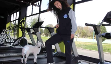 Aydın’da Vücut Eğitimi Öğretmeni Kuzusuyla Spor Yapıyor