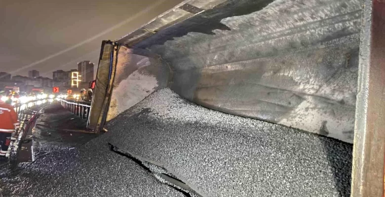 Bağcılar TEM Otoyolu’nda Mıcır Yüklü Kamyon Kaza Yaptı