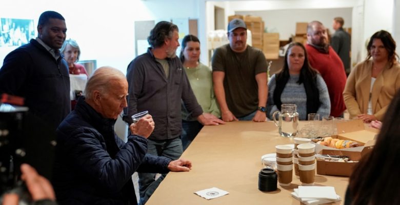 Biden’dan etraf felaketinin yaşandığı bölgeye ziyaret: Zehirli olmadığını göstermek için su içti