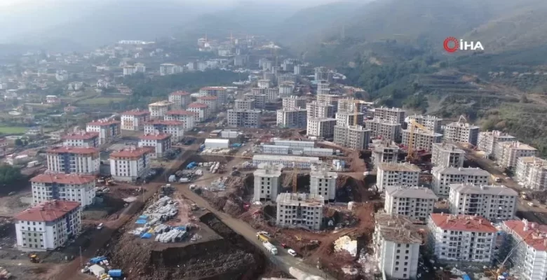 Enkaz kentin sakinleri, yeni konutlarını heyecanla bekliyor