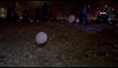 Enkazlara balonlar ve karanfiller bırakıldı