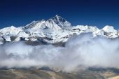 Everest Dağı, tırmanan dağcıların dışkılarıyla kirleniyor