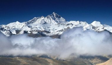 Everest Dağı, tırmanan dağcıların dışkılarıyla kirleniyor