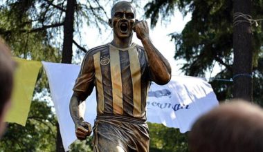 Fenerbahçe heykellerini Şükrü Saraçoğlu’na taşıyacak