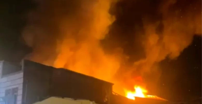 Gaziosmanpaşa’da İki Katlı İş Yerinde Yangın Çıktı
