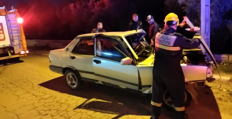 Hatay’da TOFAŞ Araba Elektrik Direğine Çarptı: Şoför Yaralandı