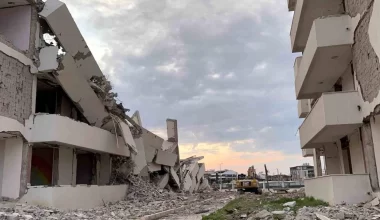 İskenderun’da İş Makinasının Darbesiyle 13 Katlı Bina Yıkıldı