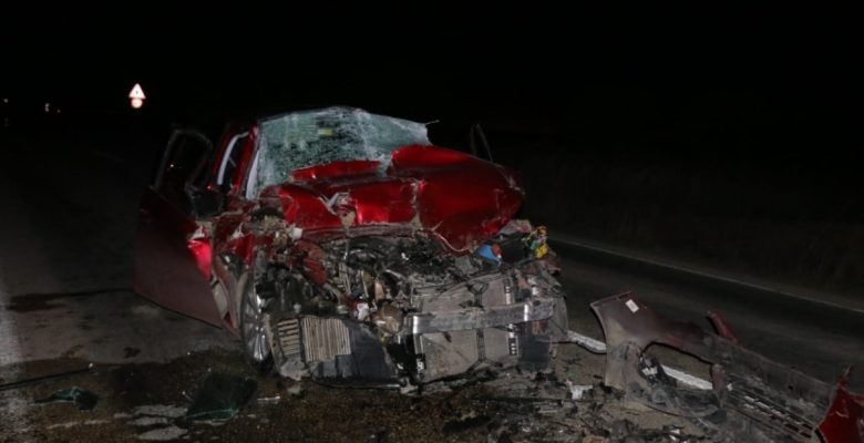 Kamyona çarpan araba hurdaya döndü: 1 meyyit