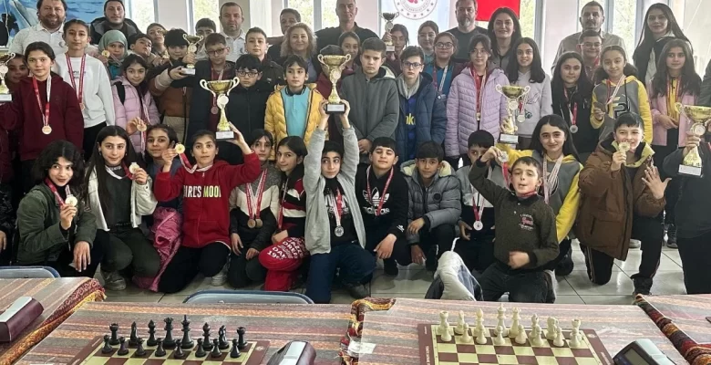 Kars’ta ‘Okullar ortası Satranç Turnuvası’ sona erdi