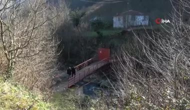 Köprüyü yaptırırken kimse takviye vermeyince köprüye demir kapı yaptırıp kilit vurdu