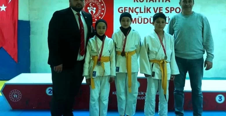 Kütahya Ahteri İmam Hatip Ortaokulu Öğrencileri Judo Karşılaşmalarında Dereceye Girdi