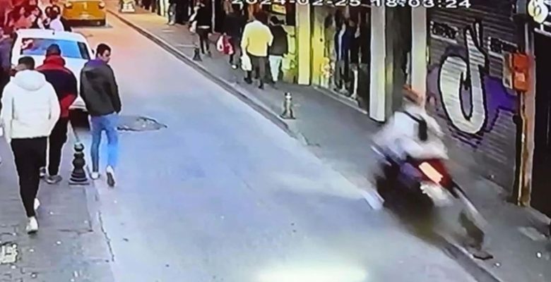 Motosiklet, kaldırımdaki yayaların ortasına daldı