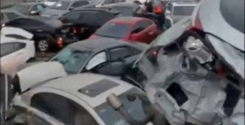 Olumsuz hava kuralları kazaya sebep oldu: 100 araç birbirine girdi