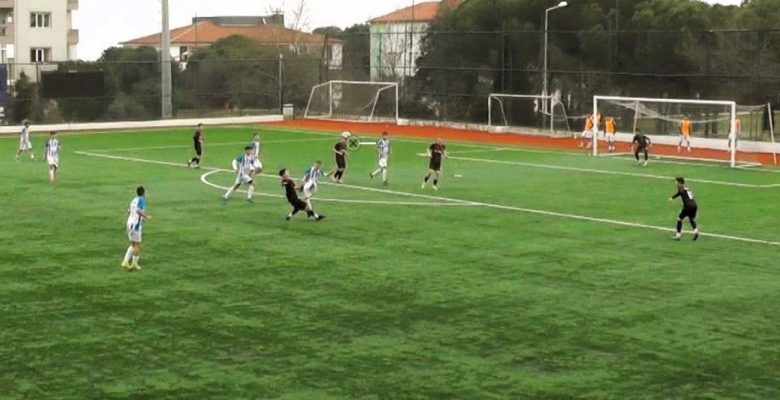 Rakibiyle çarpışan genç futbolcu şuurunu kaybetti