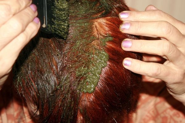 Saça yararları ile bilinirdi lakin ziyanı da varmış! İşte kınanın saça faydaları ve zararları…