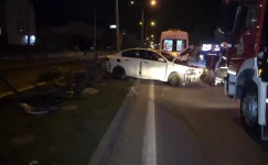 Samsun’da araç bariyerlere çarptı, amca-yeğen kazadan yara almadan kurtuldu