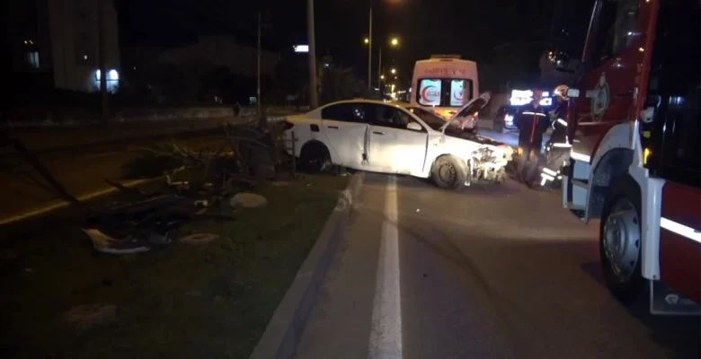 Samsun’da araç bariyerlere çarptı, amca-yeğen kazadan yara almadan kurtuldu