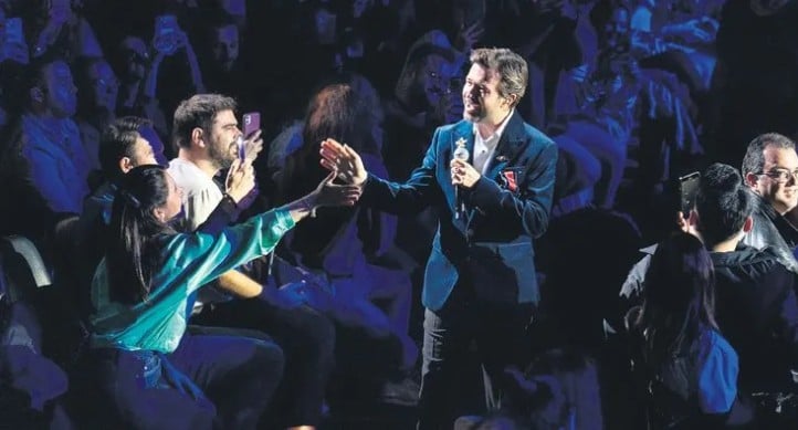 Sevilen müzikçi 20. yılını coşkuyla kutladı! ”Bunu gerçekleştirdiğim için gururluyum”