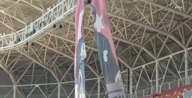 Stattaki Türk Bayraklı Atatürk posteri aylardır yırtık halde