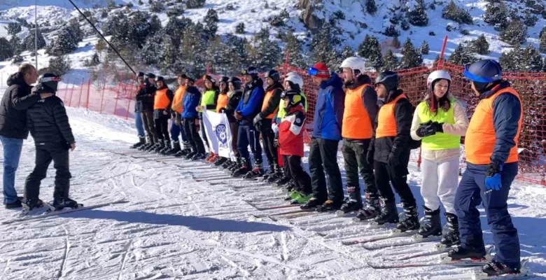 Üniversite öğrencilerine kayak dersi