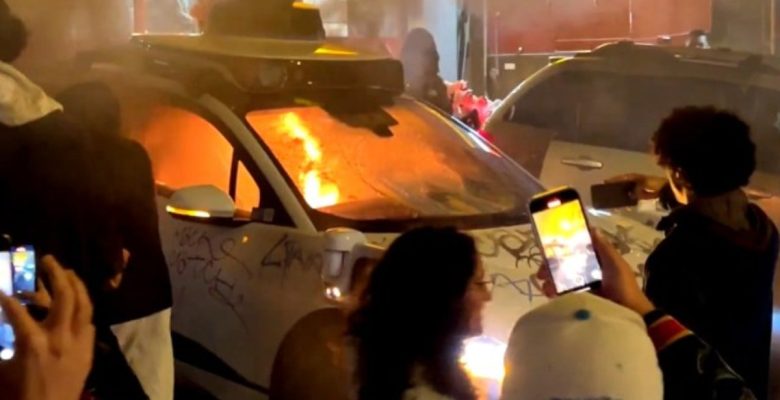 Waymo’nun şoförsüz taksisi ABD’de ateşe verildi