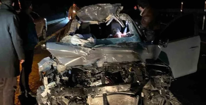 Elazığ’da araba kamyona çarptı: 1 meyyit