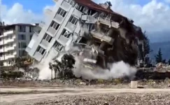 Halatla çekilen 6 katlı binanın domino taşı üzere devrildiği anlar kamerada