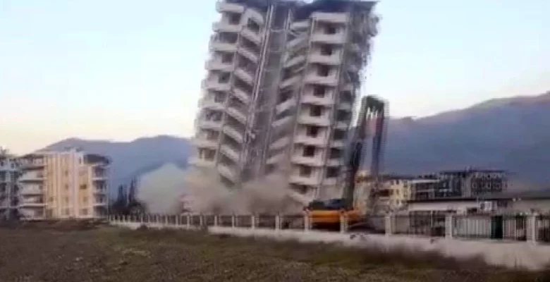 Hatay’da 11 Katlı Bina Halatla Yıkıldı
