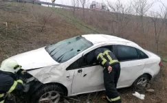 Lüleburgaz’da Denetimden Çıkan Araba Yol Kenarındaki Yeşil Alana Uçtu