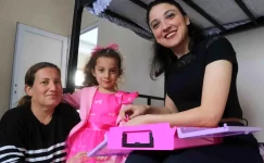 Sarsıntıda enkaz altında kalan aileye sağlıkçıdan konut